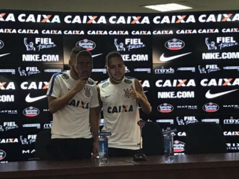 Maycon e Gabriel chegaram mascarados para entrevista coletiva