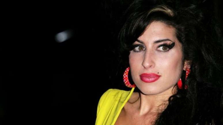 Amy Winehouse teve uma longa batalha contra a dependência e morreu aos 27 anos de intoxicação alcoólica 