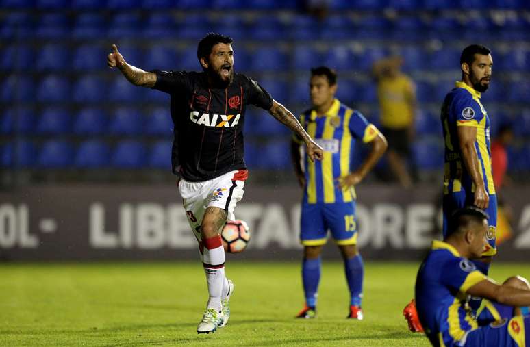 Lucho Gonz&aacute;lez foi o her&oacute;i da classifica&ccedil;&atilde;o