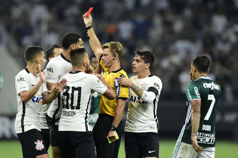 "Ele é um pavão!", esbravejou o presidente do Corinthians, Roberto de Andrade, sobre o árbitro do clássico