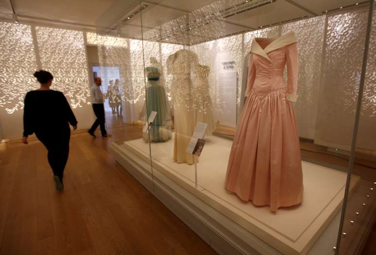 Exposição de vestidos marca os 20 anos da morte da princesa Diana