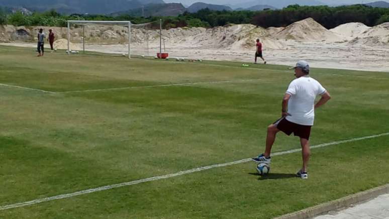 Abel Braga observa o treinamento desta sexta-feira no CT Pedro Antonio (Foto: Matheus Dantas)