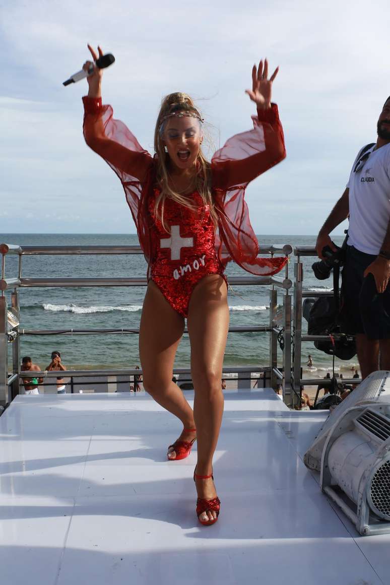 Claudia Leitte se veste de salva-vidas no trio Blow Out