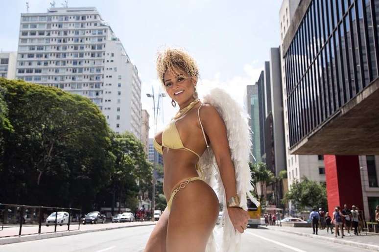 A Miss Bumbum Erika Canela faz ensaio sensual na Avenida Paulista