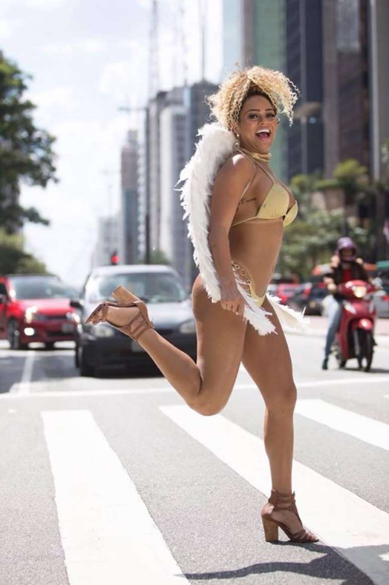 A Miss Bumbum Erika Canela faz ensaio sensual na Avenida Paulista