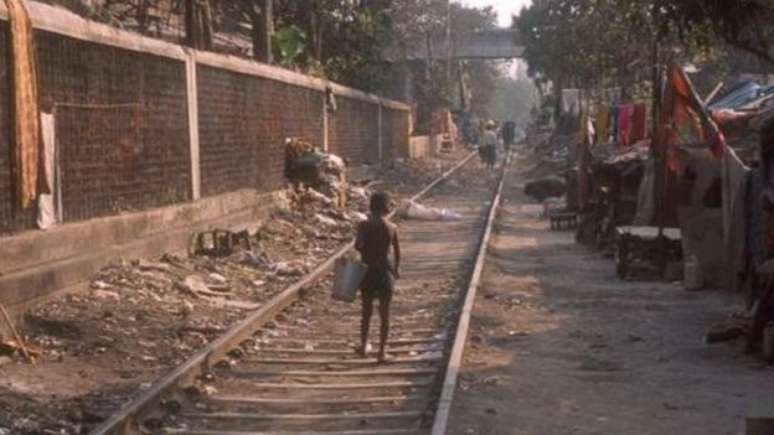 Calcutá é a terceira maior cidade da Índia e Saroo acabou se tornando um dos milhares de meninos de rua pedindtes dos bairros da periferia 