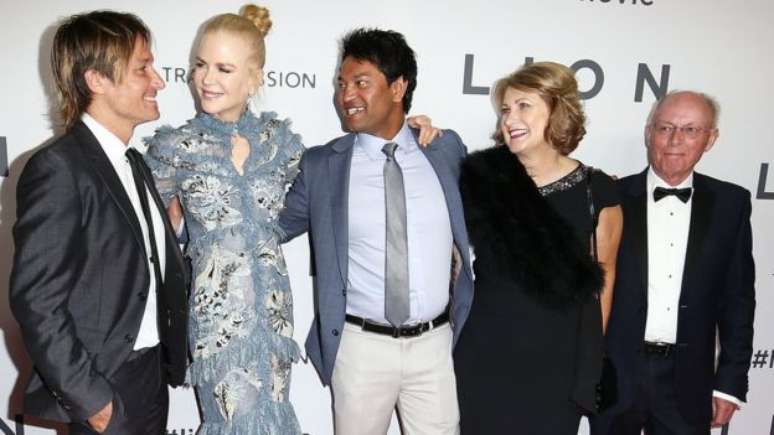 Os pais adotivos de Saroo (no meio), Sue e John Brierley (à direita) posam ao lado da atriz Nicole Kidman (que interpeta Sue no filme) e seu marido, o cantor americano Keith Urban 
