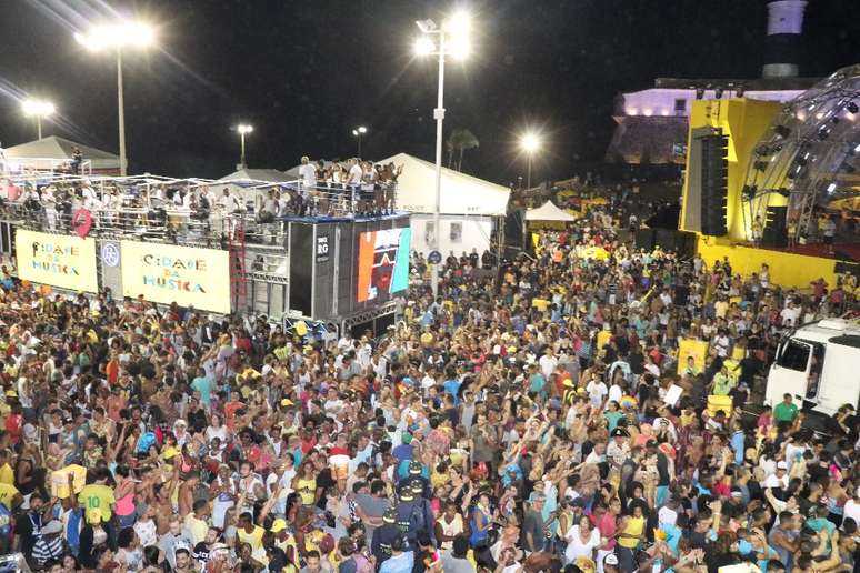 Preta Gil cantou também durante encontro de trios no Farol da Barra, no começo do circuito Barra Ondina