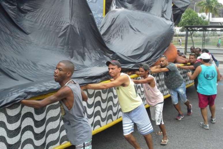 Empurradores da Porto da Pedra tentam posicionar carros alegóricos antes de desfile da madrugada deste domingo (26) 