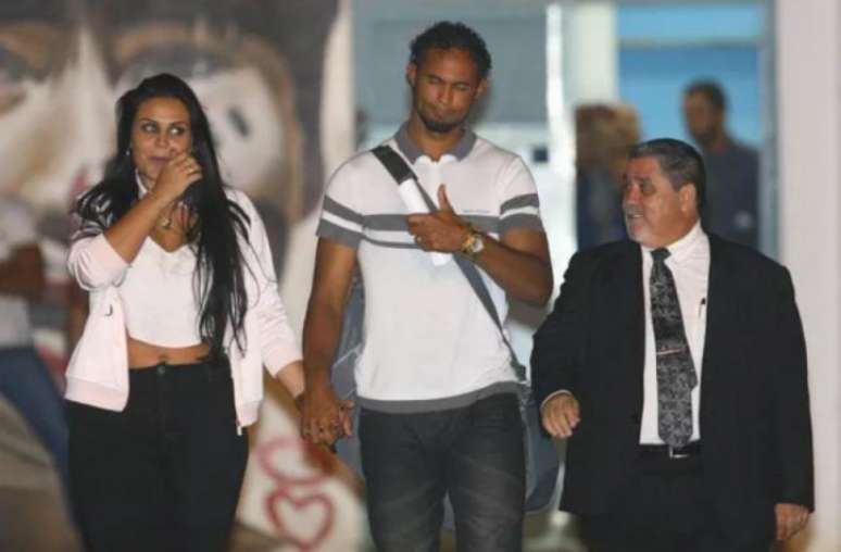 Bruno deixa cadeia ao lado da mulher e do advogado (Foto: Flávio Tavares/Hoje Em Dia/Estadão Conteúdo/Divulgação)