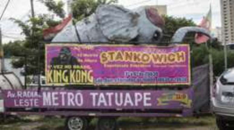 Com a proibi&ccedil;&atilde;o do uso de animais em circo, est&aacute;tuas s&atilde;o utilizadas para chamar o p&uacute;blico remetendo ao que o circo j&aacute; foi um dia