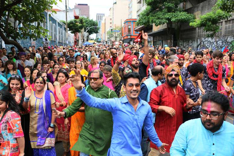 Desfile do Bloco Bollywood, na manhã deste sábado (25), no Bairro da Consolação, em São Paulo (SP).