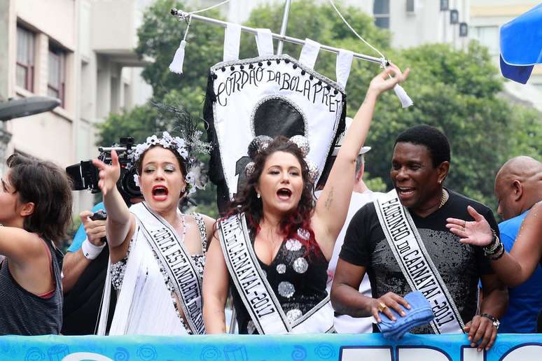 A atriz Leandra Leal, a cantora Maria Rita e o sambista Neguinho da Beija-Flor durante o Cordão da Bola Preta.