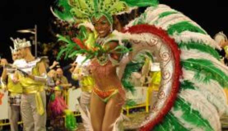 Figurante desfila no carnaval da Ilha da Madeira