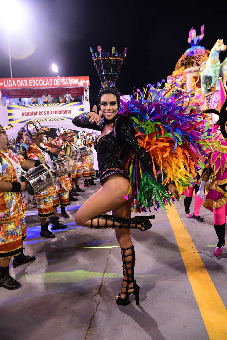 Daniela Albuquerque é rainha de bateria da Acadêmicos do Tucuruvi