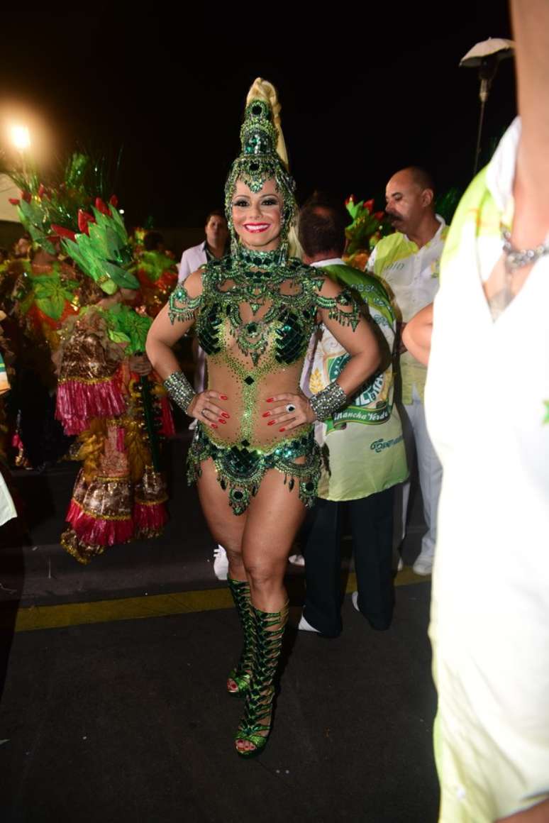 Viviane Araújo de look verde no desfile de 2016
