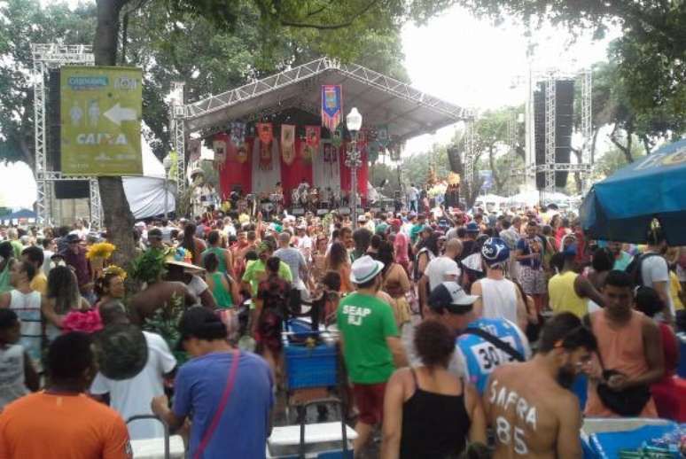 O baile  do Cordão do Boitatá reuniu muitos foliões na Praça XV,  apesar da chuva