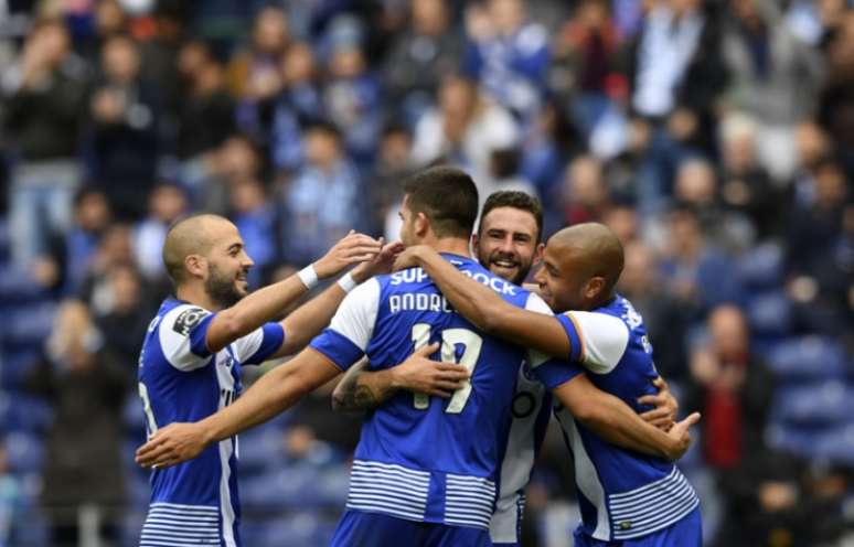 Jogadores celebram gol na vitória do Porto sobre o Boavista neste domingo (Foto: Francisco Leong / AFP)