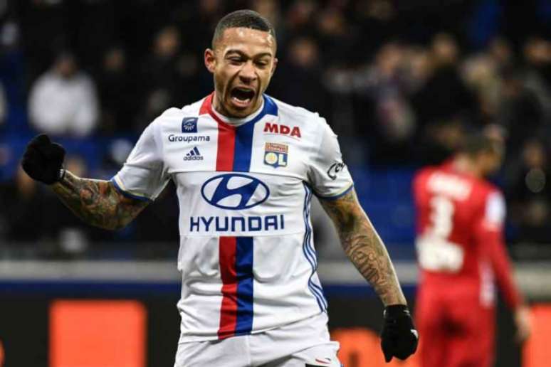 Memphis marcou os dois gols da vitória do Lyon neste domingo (Foto: Jeff Pachoud / AFP)