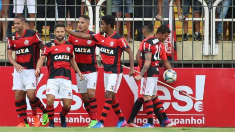 Rômulo comemora gol de Diego ao lado dos companheiros (Gilvan de Souza / Flamengo)