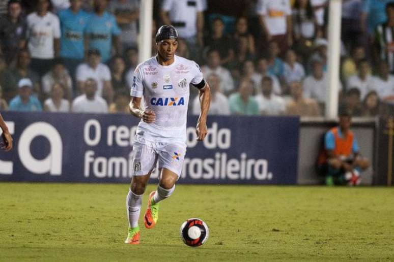 Após choque, Oliveira teve que jogar de touca (Foto: Ivan Storti/SantosFC)