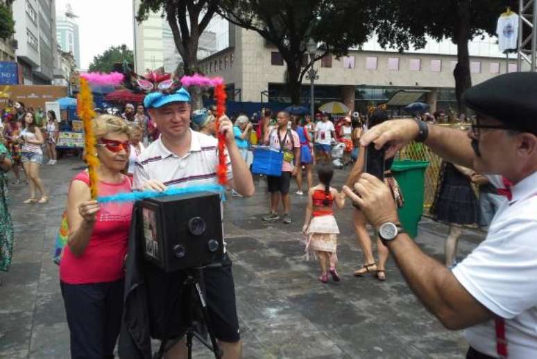 O lambe-lambe Ranauro se divertia tirando fotos com os celulares dos próprios foliões 