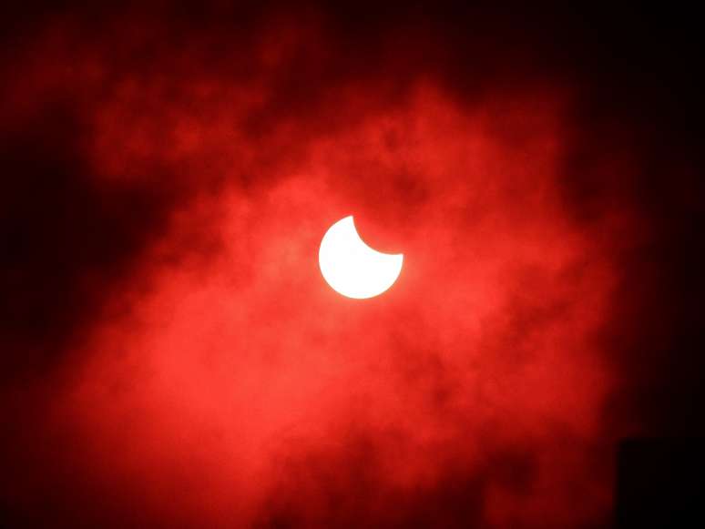 Primeiro eclipse solar do ano em São Paulo, foto feita com filtro de proteção vermelha.
