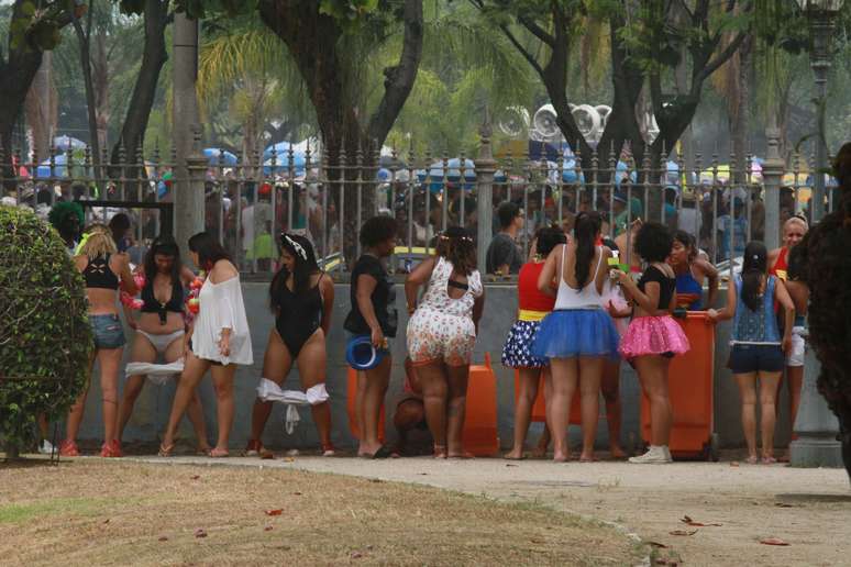 Homens e mulheres usaram a praça no Aterro do Flamengo para urinar em público.