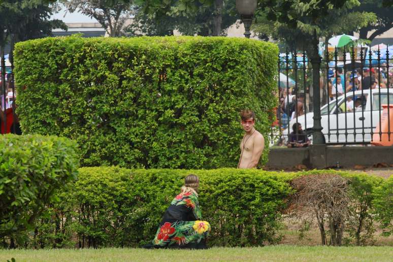 Homens e mulheres usaram a praça no Aterro do Flamengo para urinar em público.