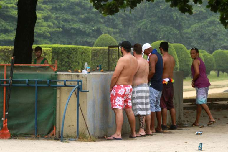 Homens e mulheres usaram a praça no Aterro do Flamengo para urinar em público.