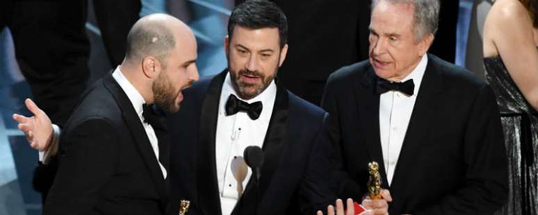 No palco, Warren Beatty já tinha comentado que o envelope em suas mãos continha o nome de Emma Stone, vencedora do Oscar de melhor atriz por La La Land.