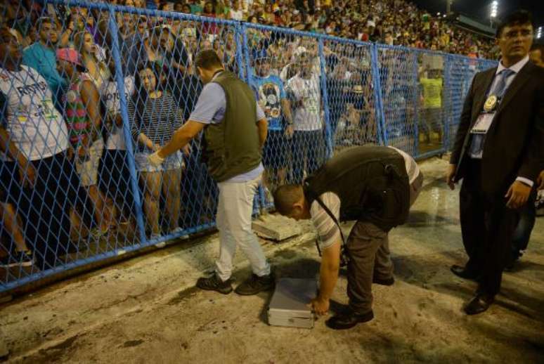 Delegado e peritos investigam local do acidente com carro alegórico da escola de samba Paraíso do Tuiuti, no Sambódromo 