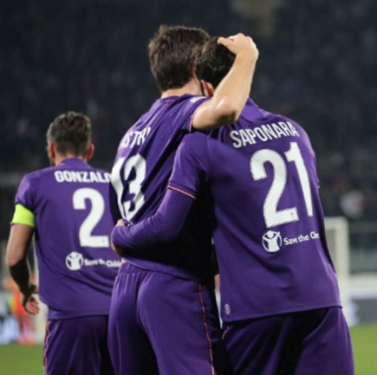 Jogadores da Fiorentina celebram gol na vitória sobre o Torino (Foto: Reprodução / Twitter)