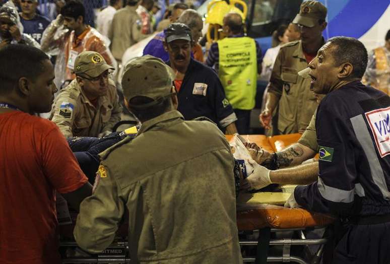 Pelo menos oito pessoas ficaram feridas, dois com gravidade, após serem esmagadas por um carro alegórico do Paraíso do Tuiuti, escola que abriu o primeiro dia de desfiles do Carnaval do Rio.