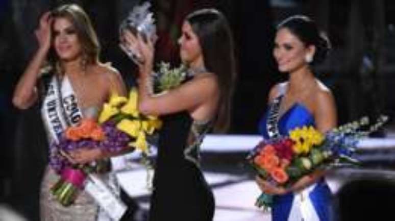 Miss Col&ocirc;mbia Ariadna Gutierrez teve que devolver a coroa depois de ser incorretamente anunciada como vencedora.