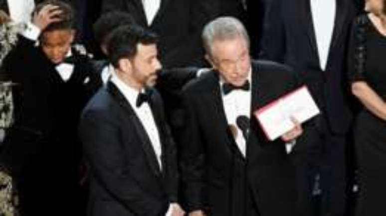 O ator Warren Beatty (à direita) explica o erro que resultou no anúncio errado do vencedor.