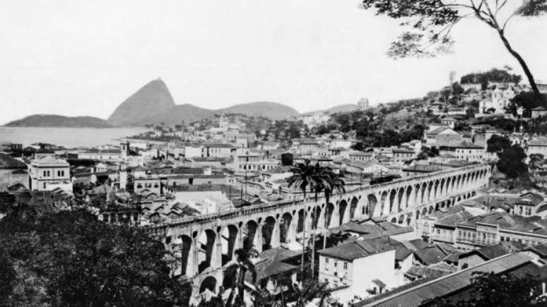 O Aqueduto da Carioca, ou Arcos da Lapa, um ícone da história do samba no Rio de Janeiro