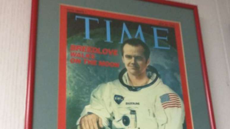 O ator Jack Nicholson aparece como astronauta na revista Time.