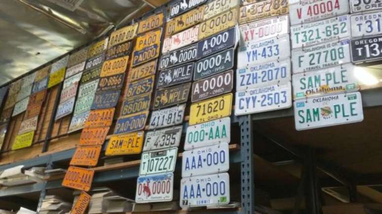 Placas de carros de todos os Estados americanos e várias partes do mundo.