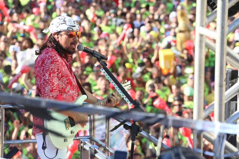 Bell Marques arrasta multidão em circuito de Salvador na última sesta-feira