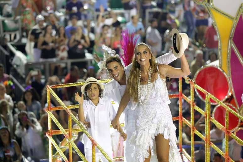 Ivete Sangalo finalizou a apresentação com o marido e o filho