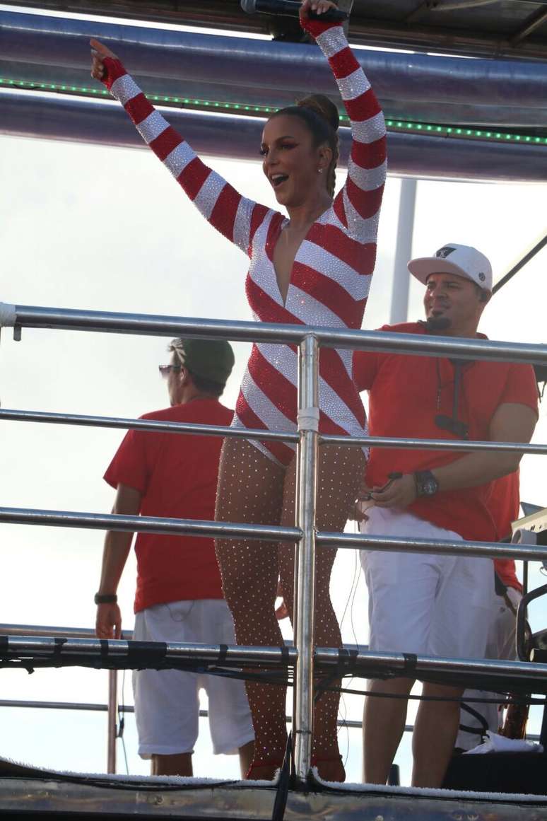 Ivete Sangalo vestida de pirulito em Salvador