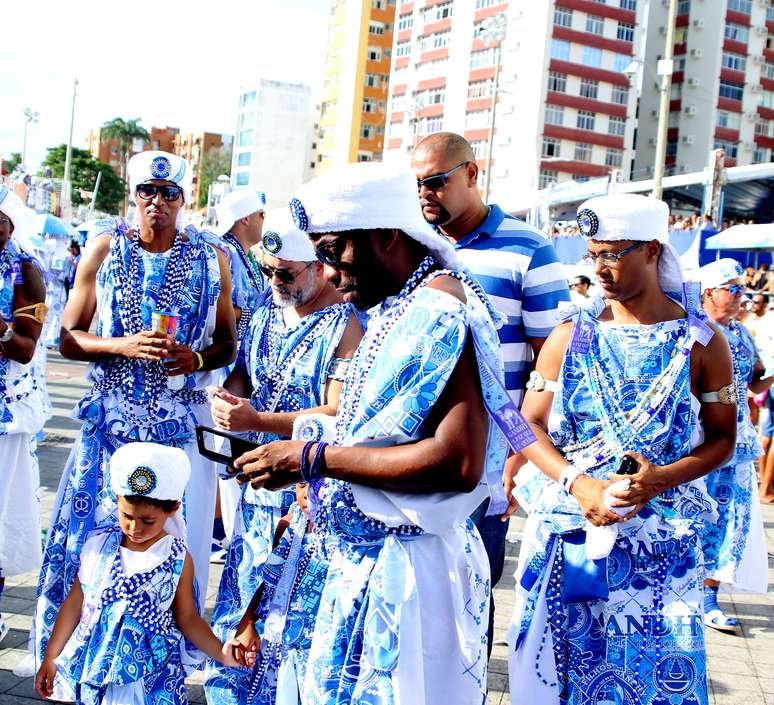 Lázaro Ramos com o filho no desfile do Afoxé Filhos de Gandhi