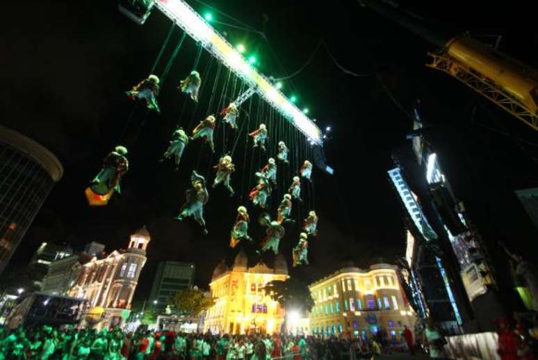 Trapezistas fazem show durante o carnaval 2017 no Marco Zero 