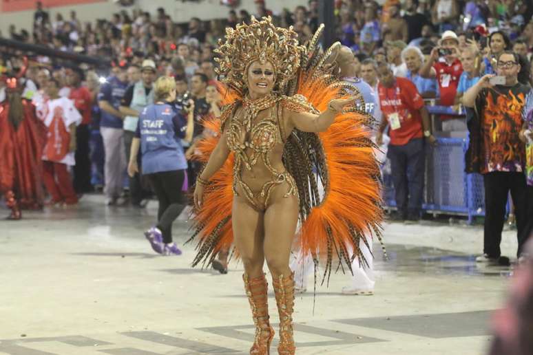 Viviane Araújo samba como rainha de bateria da Salgueiro