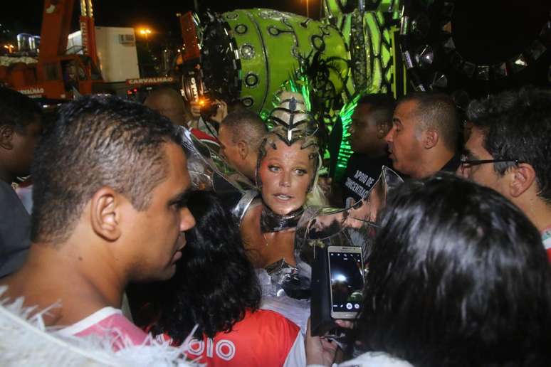 Xuxa é cercada por fãs na dispersão da Grande Rio