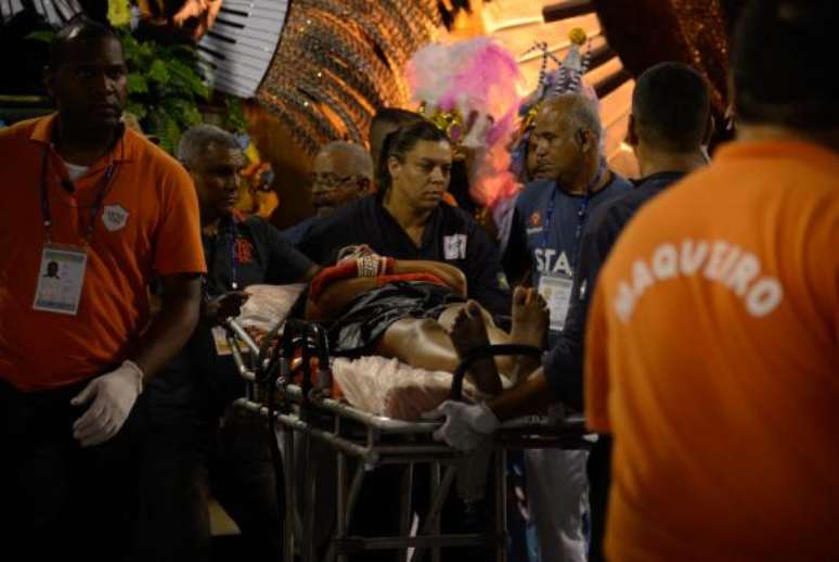 Estrutura de carro alegórico quebrou deixando feridos no desfile da escola de samba Unidos da Tijuca, pelo grupo especial, no Sambódromo