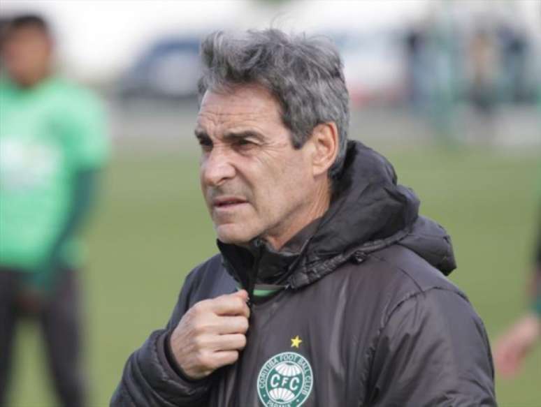 Treinador nega que tinha problema de relacionamento com o elenco (Divulgação/Coritiba)