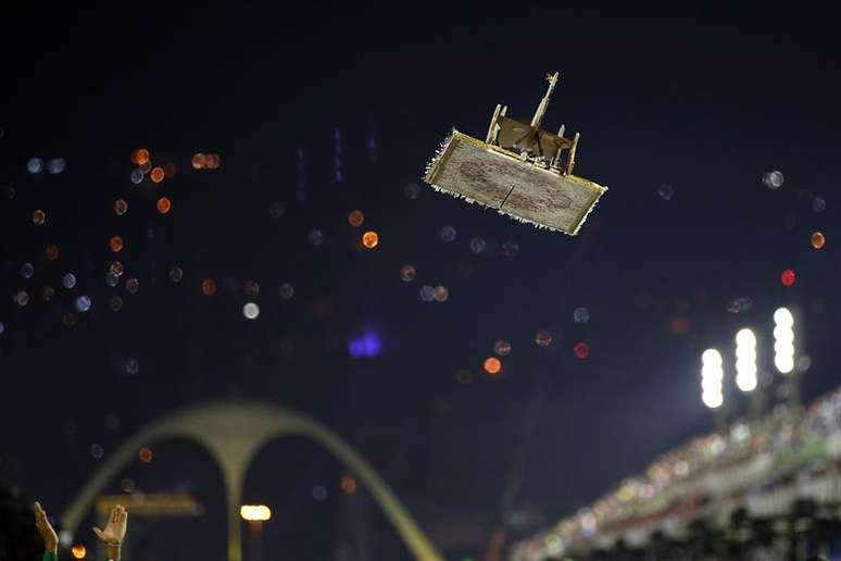 Aladim sobrevoa Sambódromo durante desfile da Mocidade Independente de Padre Miguel