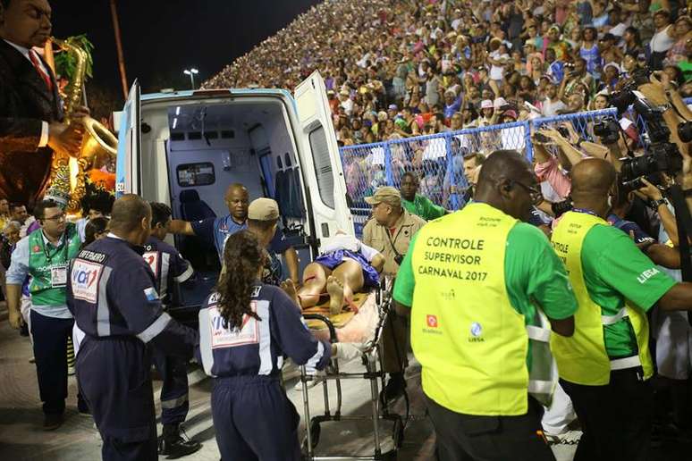 A queda de uma estrutura de um carro alegórico durante um dos desfiles no Sambódromo do Rio de Janeiro deixou, na madrugada desta terça-feira, pelo menos 15 feridos em diferentes graus, de acordo com informações de fontes oficiais.